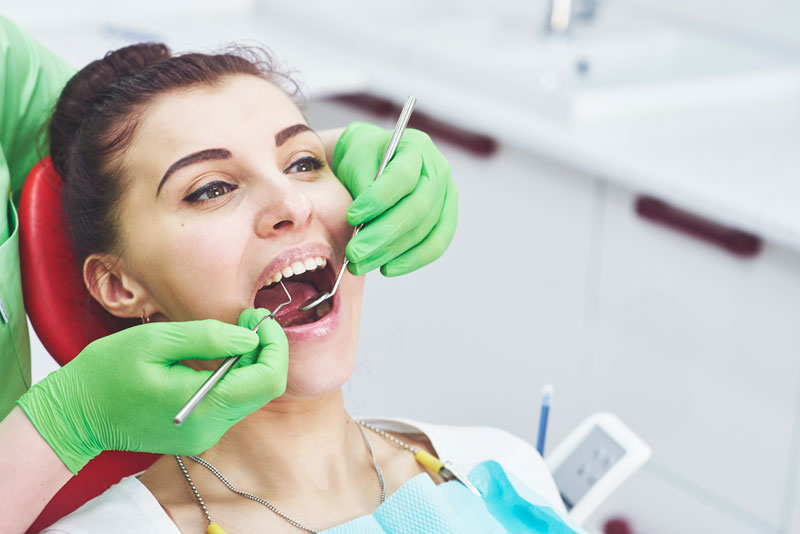 Увеличение губ стоматолог. Гигиена полости рта стоковые фото. Стоматология счастливый пациент. Дантист.